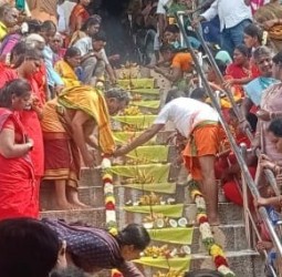 வெண்ணெய்மலை பாலசுப்பிரமணிய சுவாமி கோயிலில் நேற்று திருப்படி பூஜை