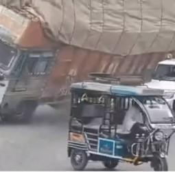 உ.பி.: கார் மீது லாரி கவிழ்ந்து விபத்து - டிரைவர் பலி