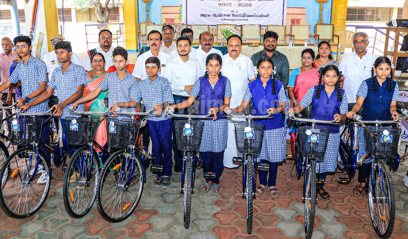 ஒண்டிப்புதூர், அரசு ஆண்கள் மேல்நிலைப் பள்ளியில் பள்ளிக் கல்வித் துறையின் சார்பில் மாணவ மாணவியர்களுக்கு மிதிவண்டி