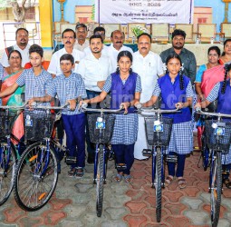 ஒண்டிப்புதூர், அரசு ஆண்கள் மேல்நிலைப் பள்ளியில் பள்ளிக் கல்வித் துறையின் சார்பில் மாணவ மாணவியர்களுக்கு மிதிவண்டி