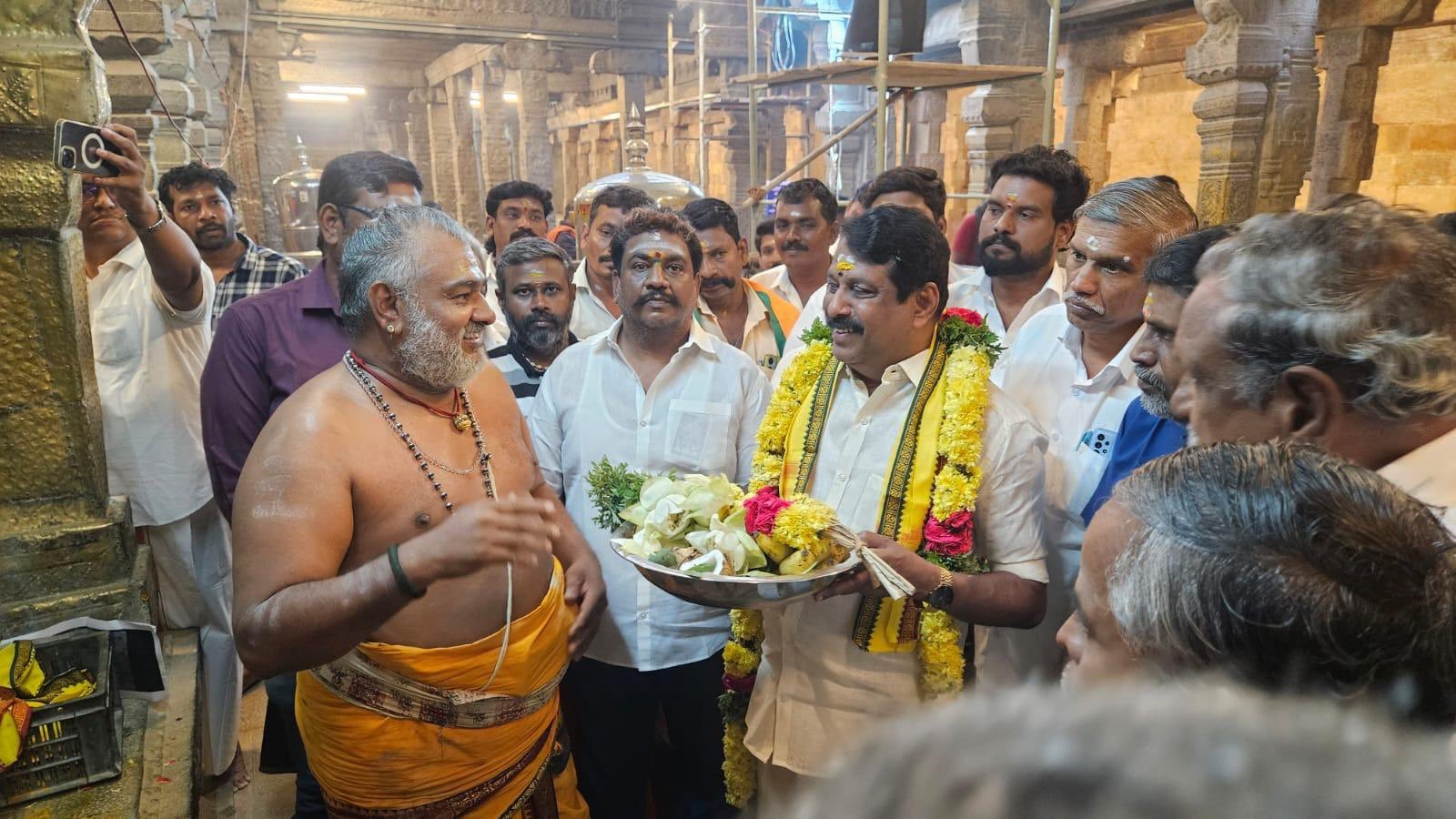 பிரம்மநாயகி தாயாரையும் பாஜக தலைவர் நயினார்நாகேந்திரன் வழிபட்டார்.