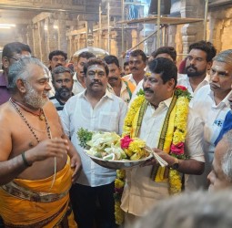 பிரம்மநாயகி தாயாரையும் பாஜக தலைவர் நயினார்நாகேந்திரன் வழிபட்டார்.