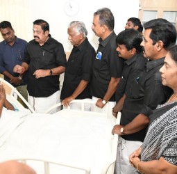 அதிமுக அவைத் தலைவர் தமிழ்மகன் உசேனை அதிமுக பொதுச் செயலாளர் பழனிசாமி மற்றும் முன்னணியினர் சந்தித்து நலம் விசாரித்தனர்