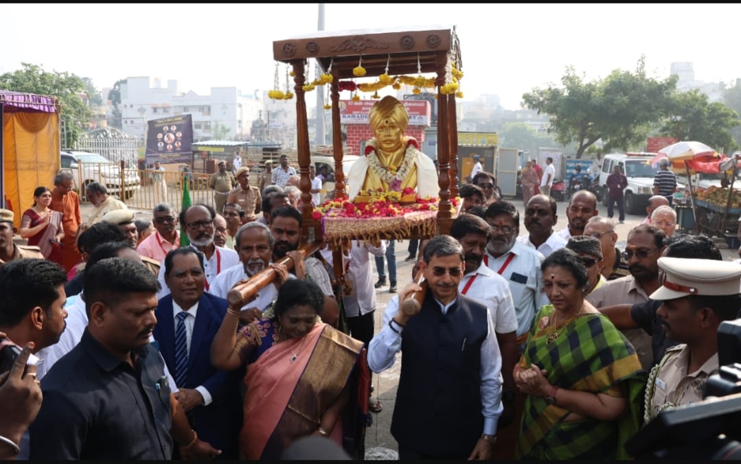 பாரதி ஜதி பல்லக்கை கவர்னர் ரவி, தமிழிசை சுமந்து வந்தனர்