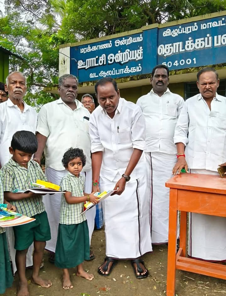 வடஆலப்பாக்கம் ஊராட்சி ஒன்றிய ஆரம்பப்பள்ளி மற்றும் அங்கன்வாடி மாணவச் செல்வங்களுக்கு இன்று டிசம்பர் 1 கல்வி உபகரணங்களை மரக்காணம் ஒன்றிய துணை பெரும் தலைவர் பழனி வழங்கினார்