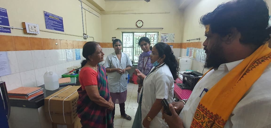 கொடுமுடி அரசு மருத்துவமனையில் பாஜக எம்எல்ஏ சரசுவதி நேற்று திடீர் ஆய்வு