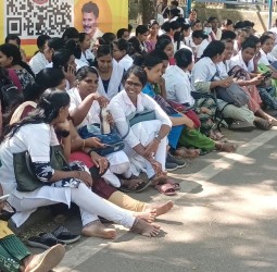 செவிலியர்கள் கோரிக்கைகளை வலியுறுத்தி உண்ணாவிரதம்