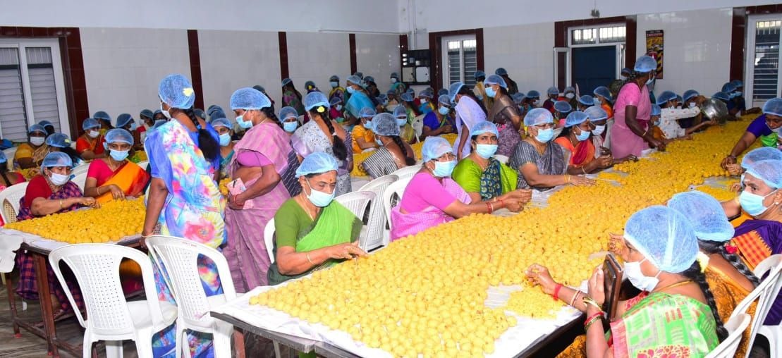 ஒரு லட்சத்து 8 ஆயிரம் பிரசாத லட்டு தயாரிக்கும் பணி