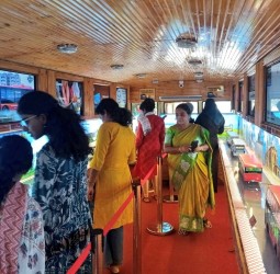 சென்னை ஸ்டெல்லா மேரிஸ் கல்லூரியில் மாநகர போக்குவரத்துக் கழக (எம்டிசி) நடமாடும் பேருந்து கண்காட்சி