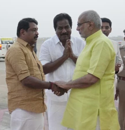 மதுரை விமான நிலையத்தில் துணை ஜனாதிபதி சிபி ராதாகிருஷ்ணனை நயினார்நாகேந்திரன் வரவேற்றார்