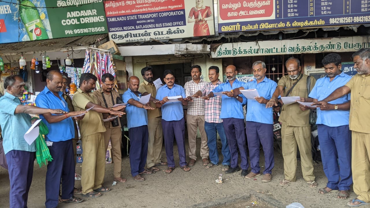 ஓட்டுநர் மற்றும் நடத்துநர்கள் திண்டுக்கல், வத்தலக்குண்டில் உறுதிமொழி