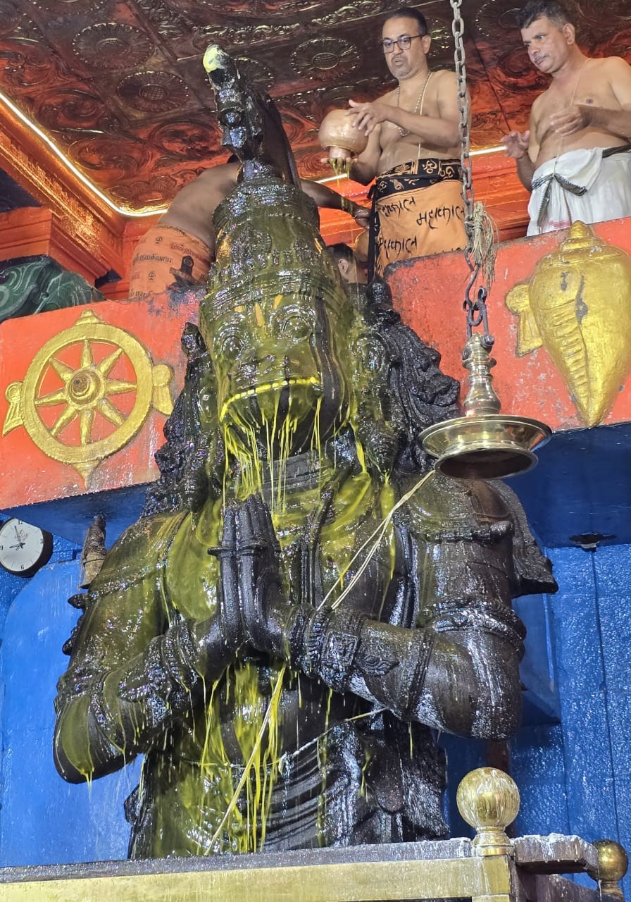 18 அடி உயர ஆஞ்சநேயருக்கு நேற்று சிறப்பு அபிஷேகங்கள்