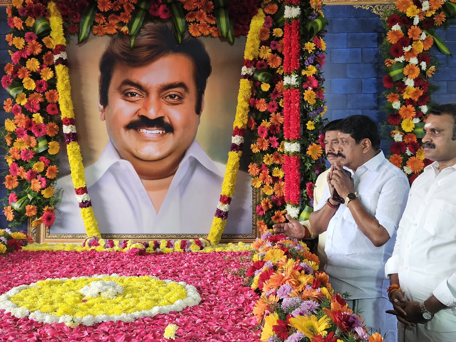 கோயம்பேட்டில் கேப்டன் நினைவிடத்தில் நயினார் நாகேந்திரன், மத்திய அமைச்சர் முருகன்