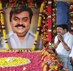 கோயம்பேட்டில் கேப்டன் நினைவிடத்தில் நயினார் நாகேந்திரன், மத்திய அமைச்சர் முருகன்