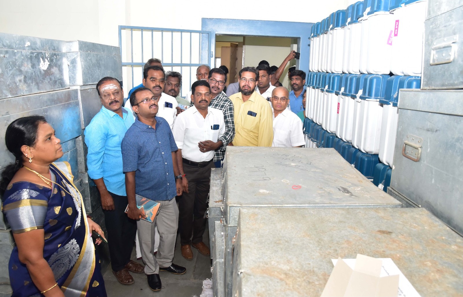 மின்னணு வாக்குப்பதிவு எந்திரங்கள் பாதுகாப்பாக வைக்கப்பட்டிருப்பதை டிஆர்ஓ பூங்கோதைஆய்வு