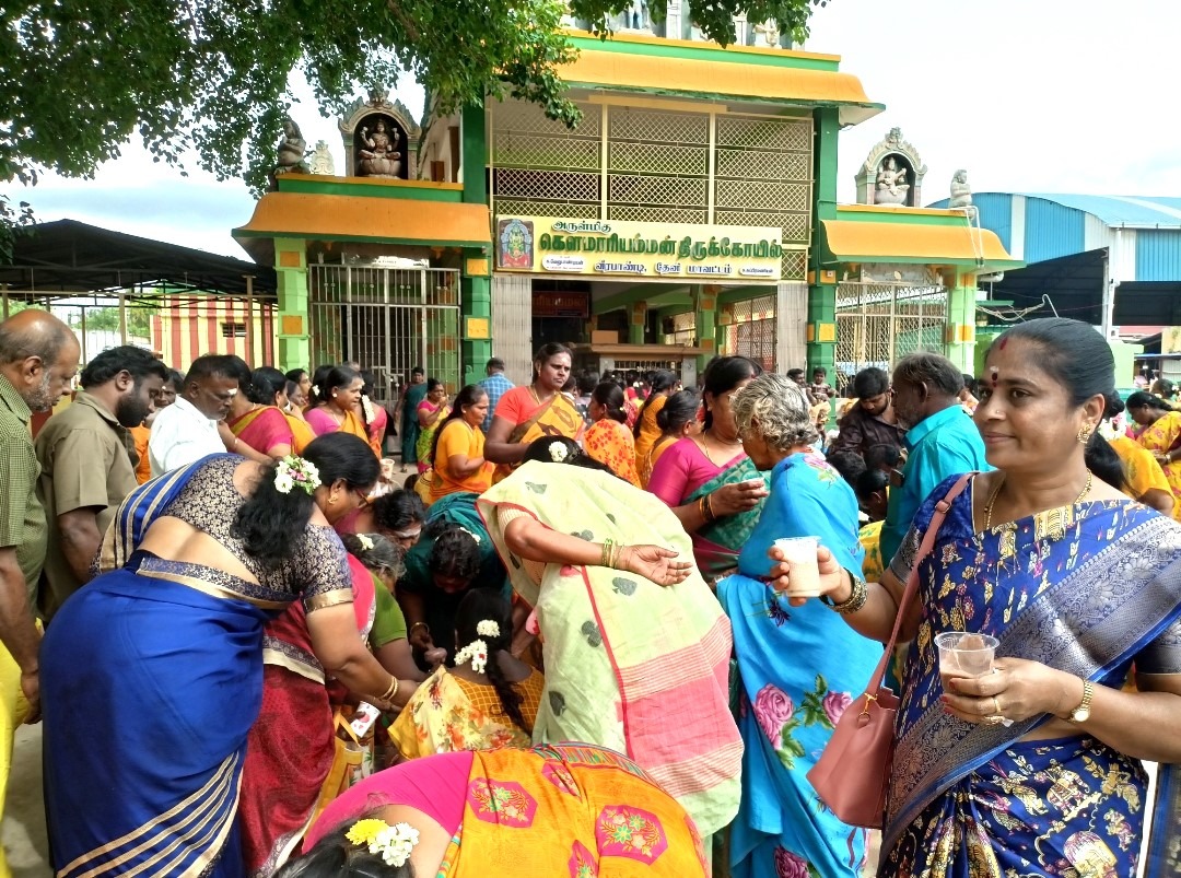 ஆடிவெள்ளியில் நேர்த்திக்கடனாக பக்தர்களுக்கு பெண்கள் கூழ் ஊற்றினர்