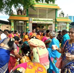 ஆடிவெள்ளியில் நேர்த்திக்கடனாக பக்தர்களுக்கு பெண்கள் கூழ் ஊற்றினர்