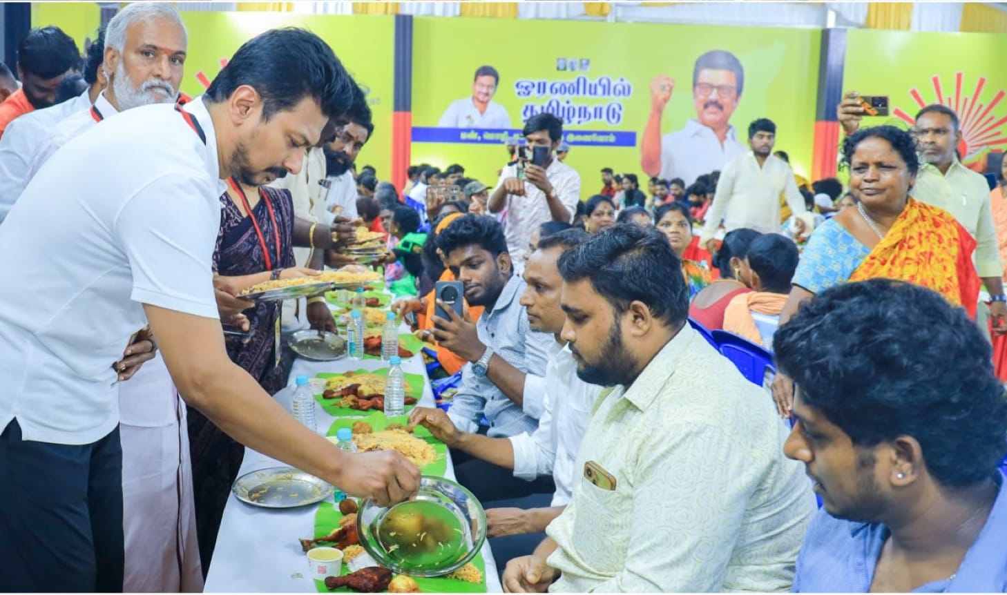 பின்னிமில் கார் பார்க்கிங் பகுதியில் 'ஓரணியில் தமிழ்நாடு" உறுப்பினர் சேர்க்கை