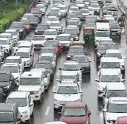 பழைய வாகனங்களுக்கான தடை: 2018 உத்தரவை உச்ச நீதிமன்றம் மறுபரிசீலனை செய்ய டெல்லி அரசு வேண்டுகோள்