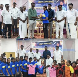 கோவில்பட்டி சங்கரலிங்கபுரம் மின்னல் ஸ்போர்ட்ஸ் கிளப் அணியில் பயிற்சி பெற்ற இலுப்பையூரணி விந்தியாவுக்கு டிஎஸ்பி பாராட்டு.