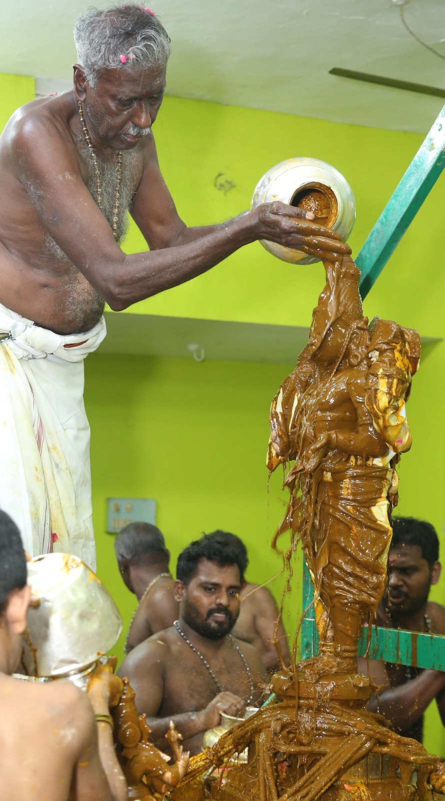 ஏரல் சேர்மன் அருணாசல சுவாமி கோவிலில் நேற்று ஆடி அமாவாசை தினத்தில் சுவாமிக்கு சிறப்பு அபிஷேகம்