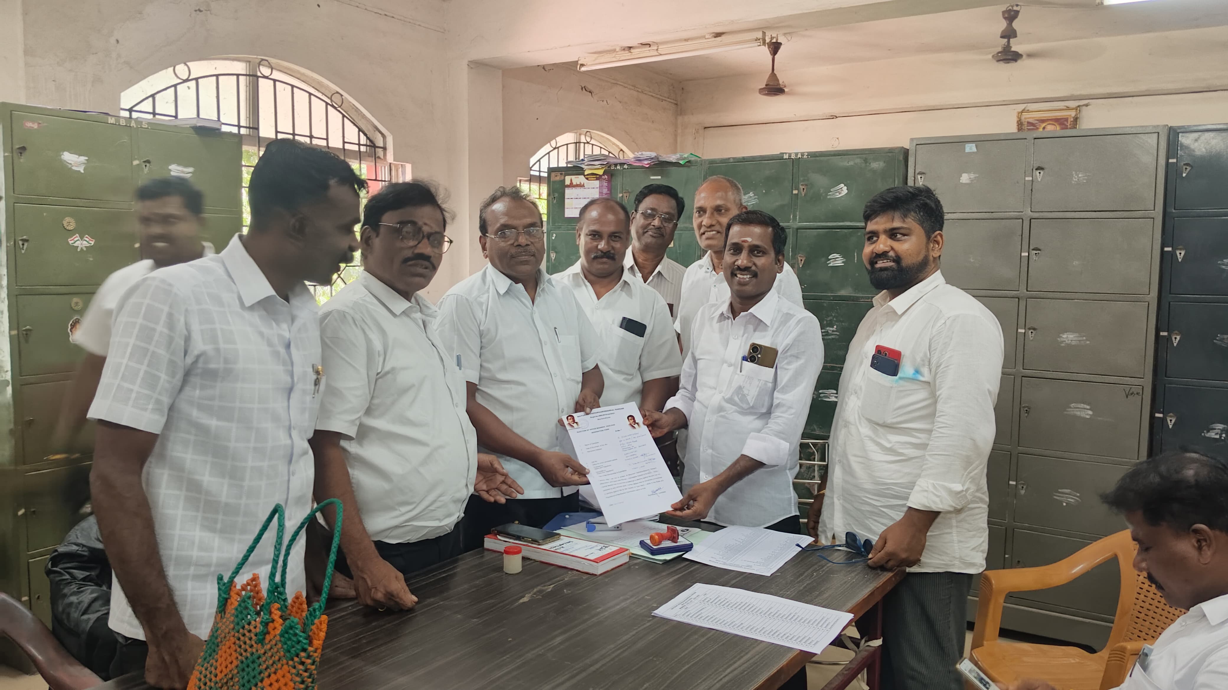 மாயூரம் வழக்கறிஞர்கள் சங்க தேர்தலில் செயலாளர் பதவிக்கு வேட்பு மனு தாக்கல்