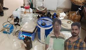 அமெரிக்காவின் ‘பிரேக்கிங் பேட்’ தொடர் பாணியில் போதை மருந்து தயாரித்த 2 ஆசிரியர்கள் கைது