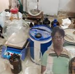 அமெரிக்காவின் ‘பிரேக்கிங் பேட்’ தொடர் பாணியில் போதை மருந்து தயாரித்த 2 ஆசிரியர்கள் கைது