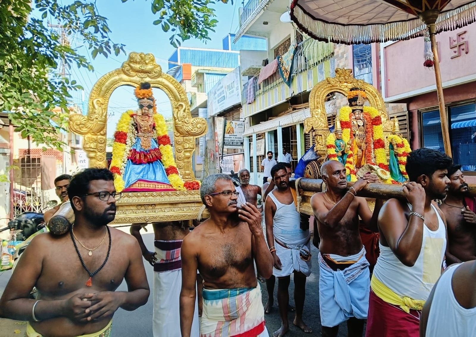 சிறப்பு அலங்காரத்தில் பெருமாள் மற்றும் ஆண்டாள் உற்சவர் வலம்