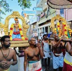சிறப்பு அலங்காரத்தில் பெருமாள் மற்றும் ஆண்டாள் உற்சவர் வலம்