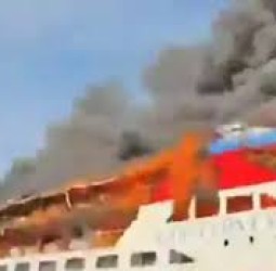 இந்தோனேஷியாவில் கப்பலில் தீ: கடலில் குதித்து உயிர் தப்பிய பயணிகள்