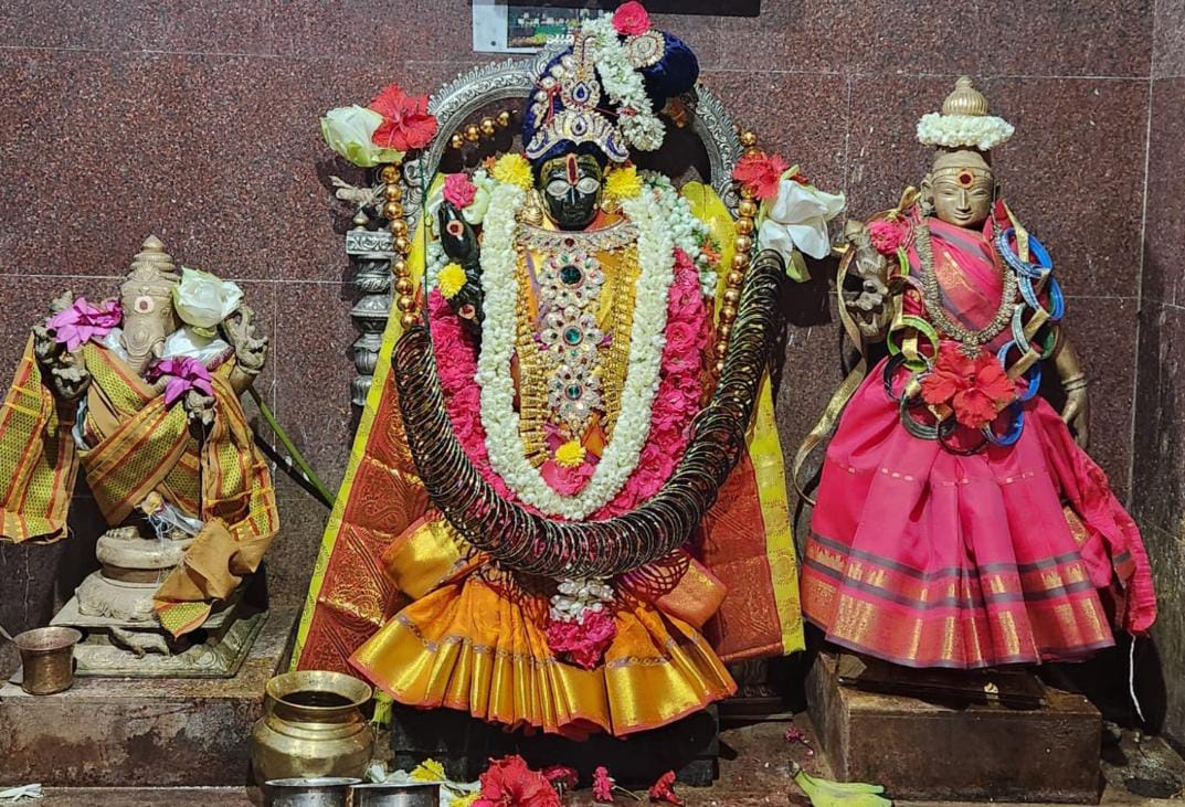 ஆடிப்பூரம் ஸ்ரீ கன்னிகா பரமேஸ்வரி அம்மனுக்கு வளைகாப்பு சிறப்பு வழிபாடு......