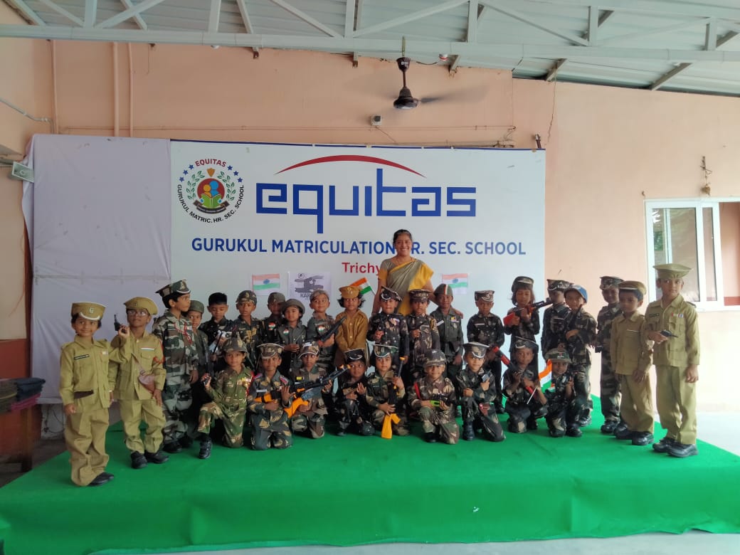 எல்கேஜி மற்றும் யுகேஜி குழந்தைகள் ராணுவ வீரர்கள் போன்று உடை