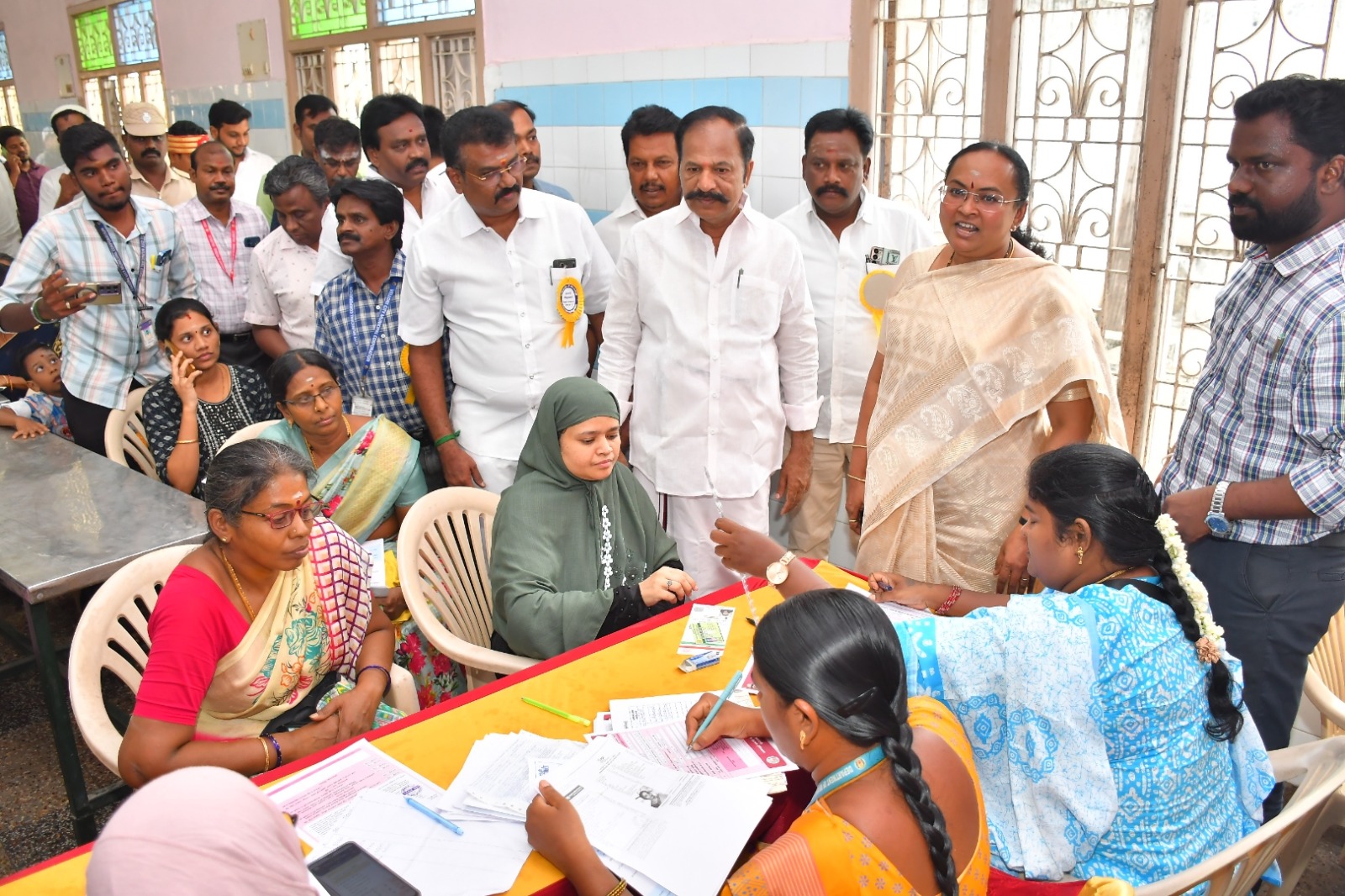 வேலூர் மாநகராட்சி மெயின் பஜார் பகுதியில் நடந்த 'உங்களுடன் ஸ்டாலின்' திட்ட முகாம்