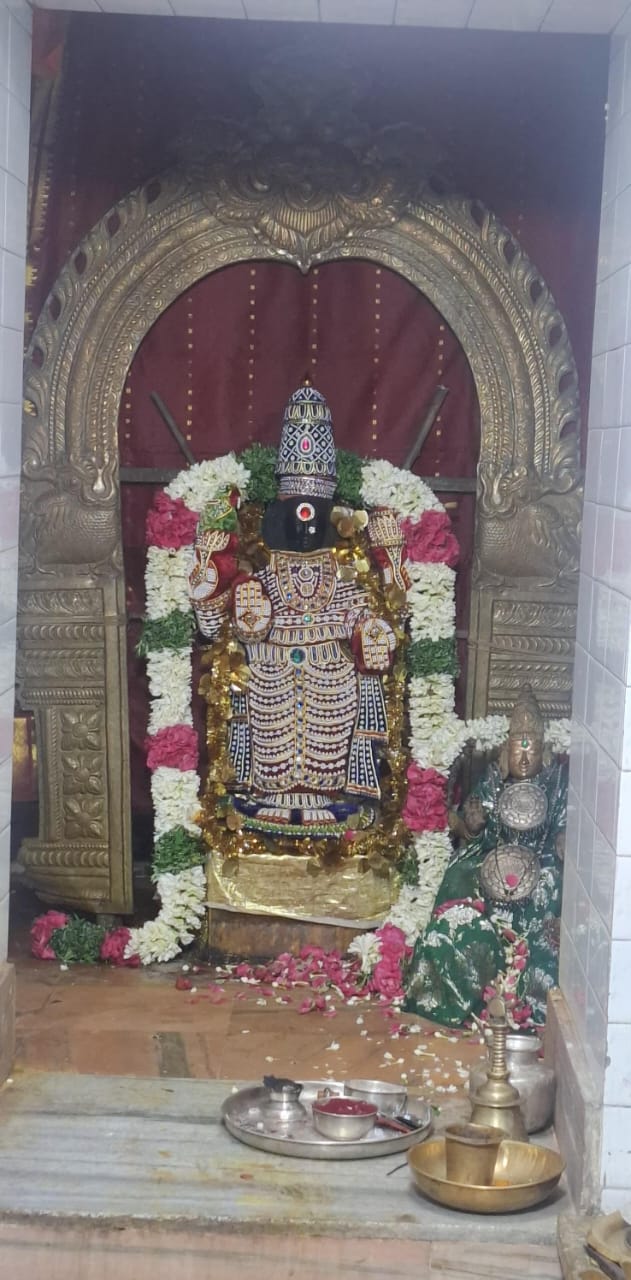வாசவி கன்யகா பரமேஸ்வரி அம்மன் முத்தங்கி அலங்காரத்தில் அருள் பாலிக்கும் காட்சி