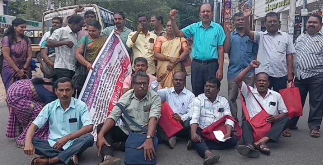 பழைய ஓய்வூதிய திட்டம் கோரி சாலை மறியல்