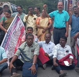 பழைய ஓய்வூதிய திட்டம் கோரி சாலை மறியல்