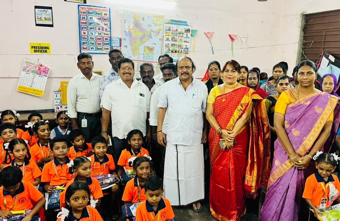 தாவிதுபேட்டை காமராஜ் அரசு நடுநிலைப்பள்ளியில் மாணவர்களுக்கு இலவச சீருடை வழங்கும் விழா