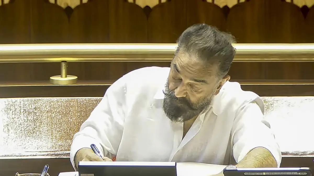 தமிழில் பதவி ஏற்றார் கமல்ஹாசன்