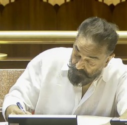 தமிழில் பதவி ஏற்றார் கமல்ஹாசன்