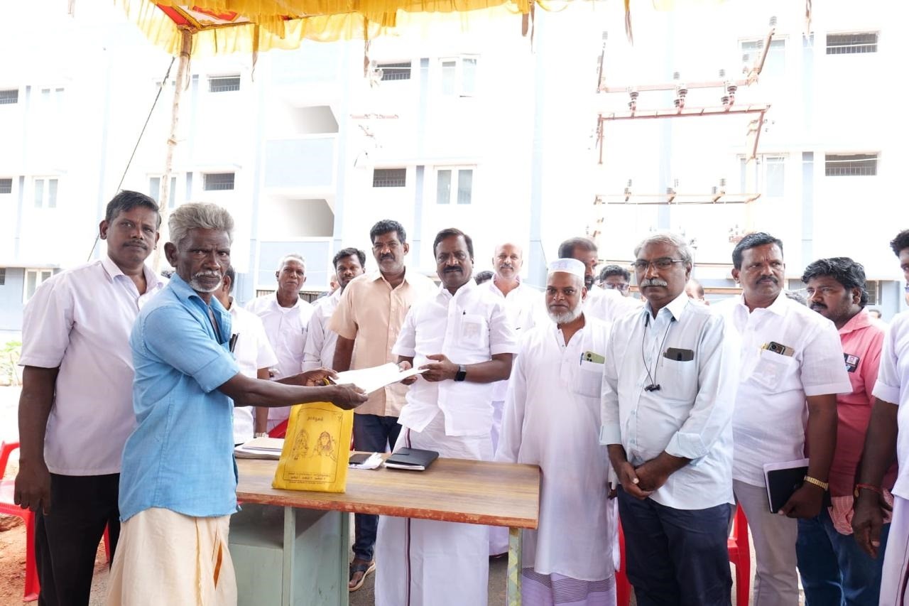 அடுக்குமாடி குடியிருப்புகளை பயனாளிகளுக்கு ஒப்படைக்கும் நிகழ்ச்சி