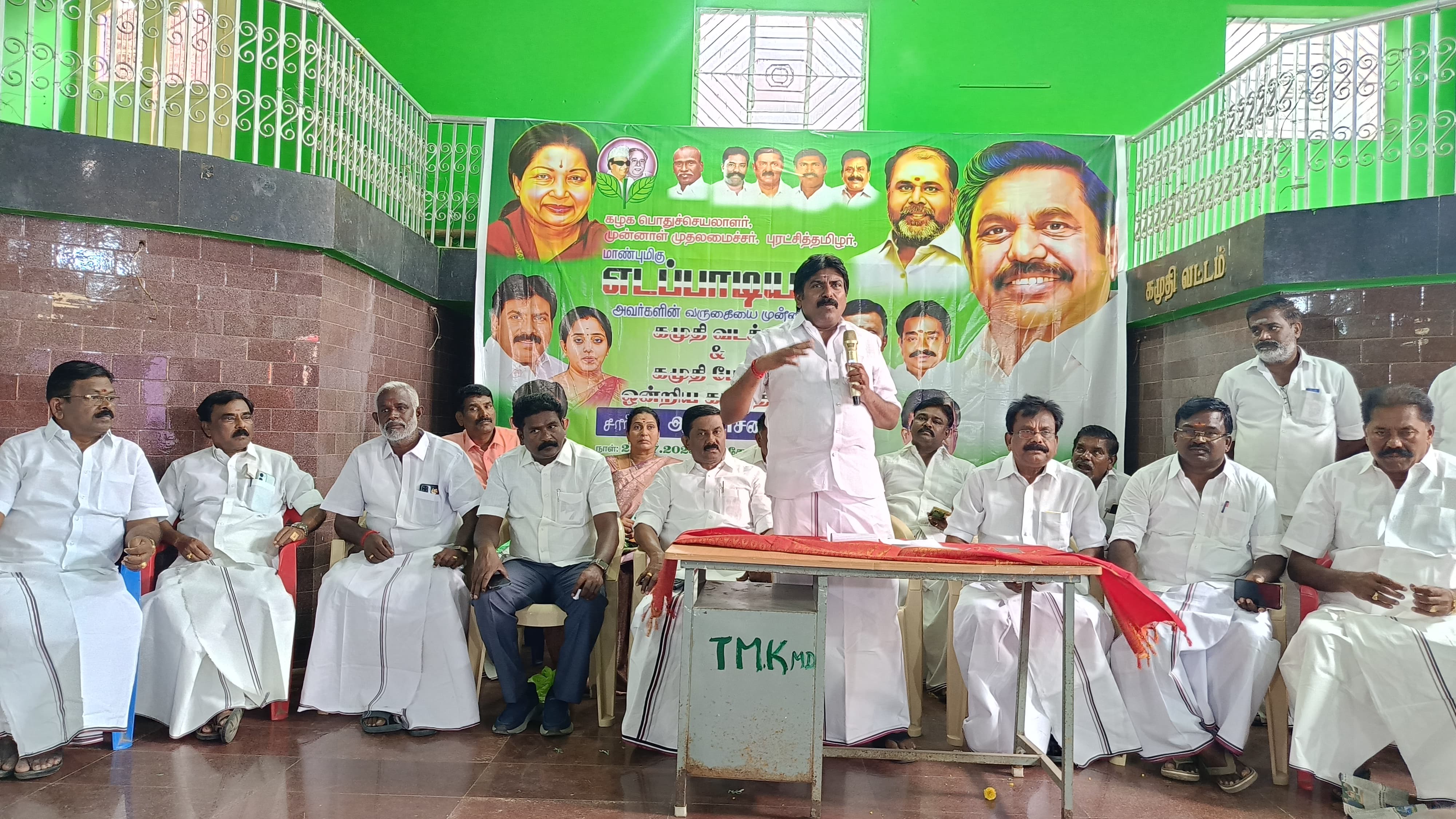 எடப்பாடி பழனிச்சாமிக்கு சிறப்பானவரவேற்பு அளிப்பது குறித்து தீர்மானம்