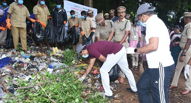 ஒருங்கிணைந்து குற்றாலத்தில் குப்பைகளை சுத்தம் செய்யும் பணி