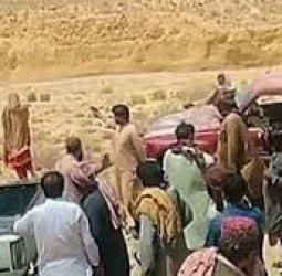 பாகிஸ்தானில் குடும்பத்தினரின் விருப்பத்தை மீறி காதல் திருமணம் செய்த தம்பதி ஆணவக் கொலை