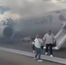 அமெரிக்காவில் விமானத்தில் தீ-பயணிகள் தப்பினர்