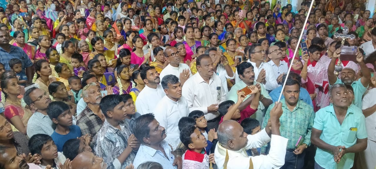 கம்பம் புனித ஆரோக்கிய அன்னை ஆலய பங்குத்தந்தை பாரிவளன், தூய இன்னாசியார் உருவம் பொறித்த கொடி