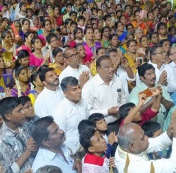 கம்பம் புனித ஆரோக்கிய அன்னை ஆலய பங்குத்தந்தை பாரிவளன், தூய இன்னாசியார் உருவம் பொறித்த கொடி