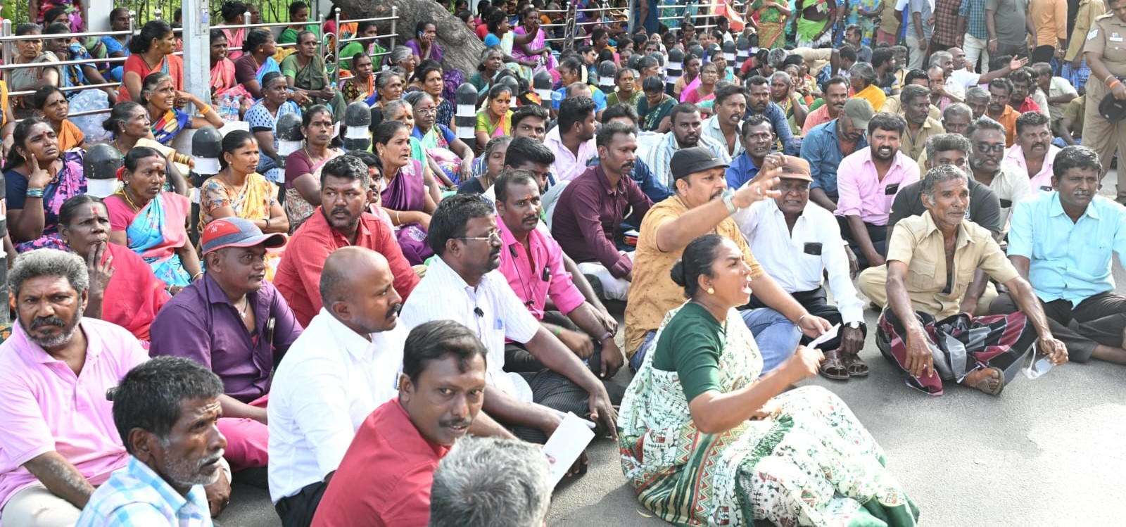 தூய்மை பணியாளர்கள் நேற்று காலை மாநகராட்சி அலுவலகத்தை முற்றுகையிட்டு போராட்டம்