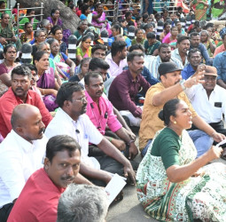 தூய்மை பணியாளர்கள் நேற்று காலை மாநகராட்சி அலுவலகத்தை முற்றுகையிட்டு போராட்டம்