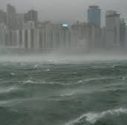 ஹாங்காங்கை தாக்கிய புயல்; 400 விமானங்கள் ரத்து